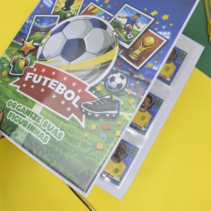 5625_Fichário Universitário Porta Cards_Futebol_Ambientada_detalhe_4